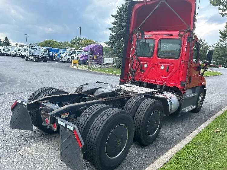 2018 Freightliner Cascadia - image 7