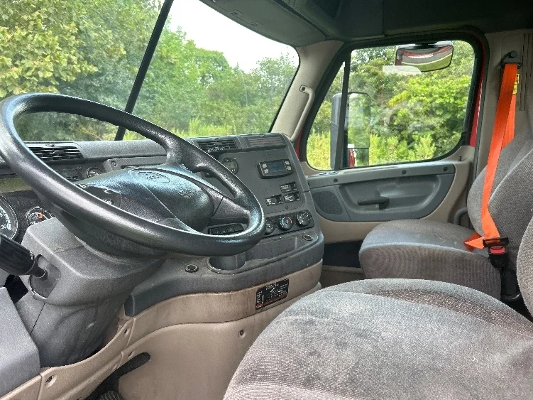 2018 Freightliner Cascadia - image 10