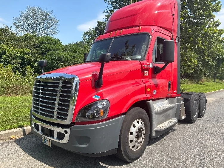 2018 Freightliner Cascadia - image 3