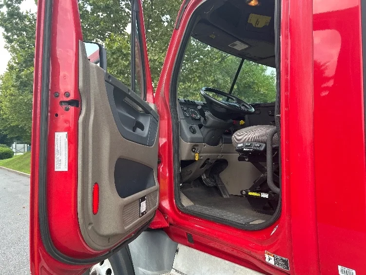 2018 Freightliner Cascadia - image 9