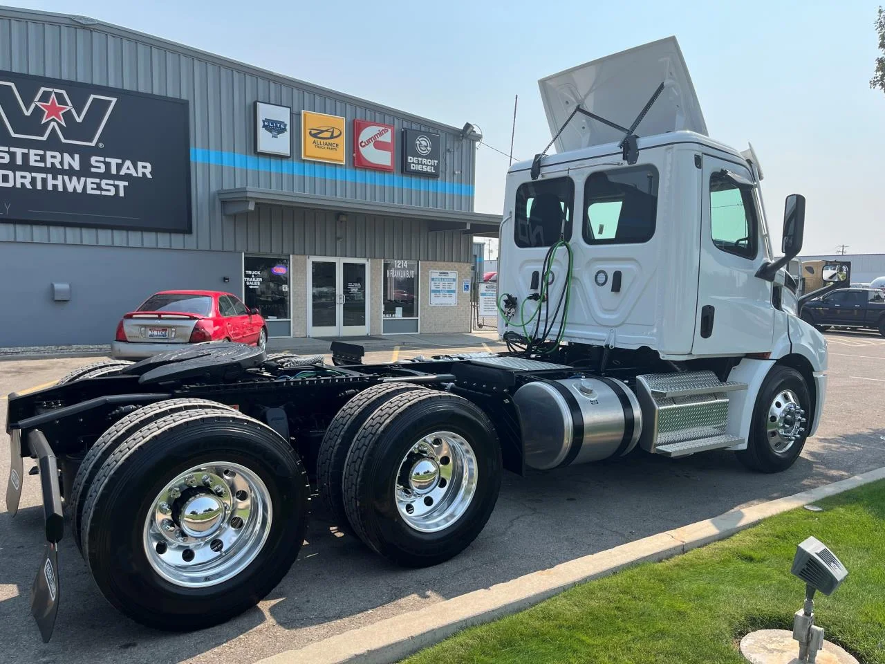 2025 Freightliner Cascadia - image 4