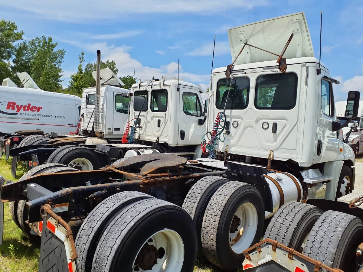 2019 Freightliner Cascadia - image 4