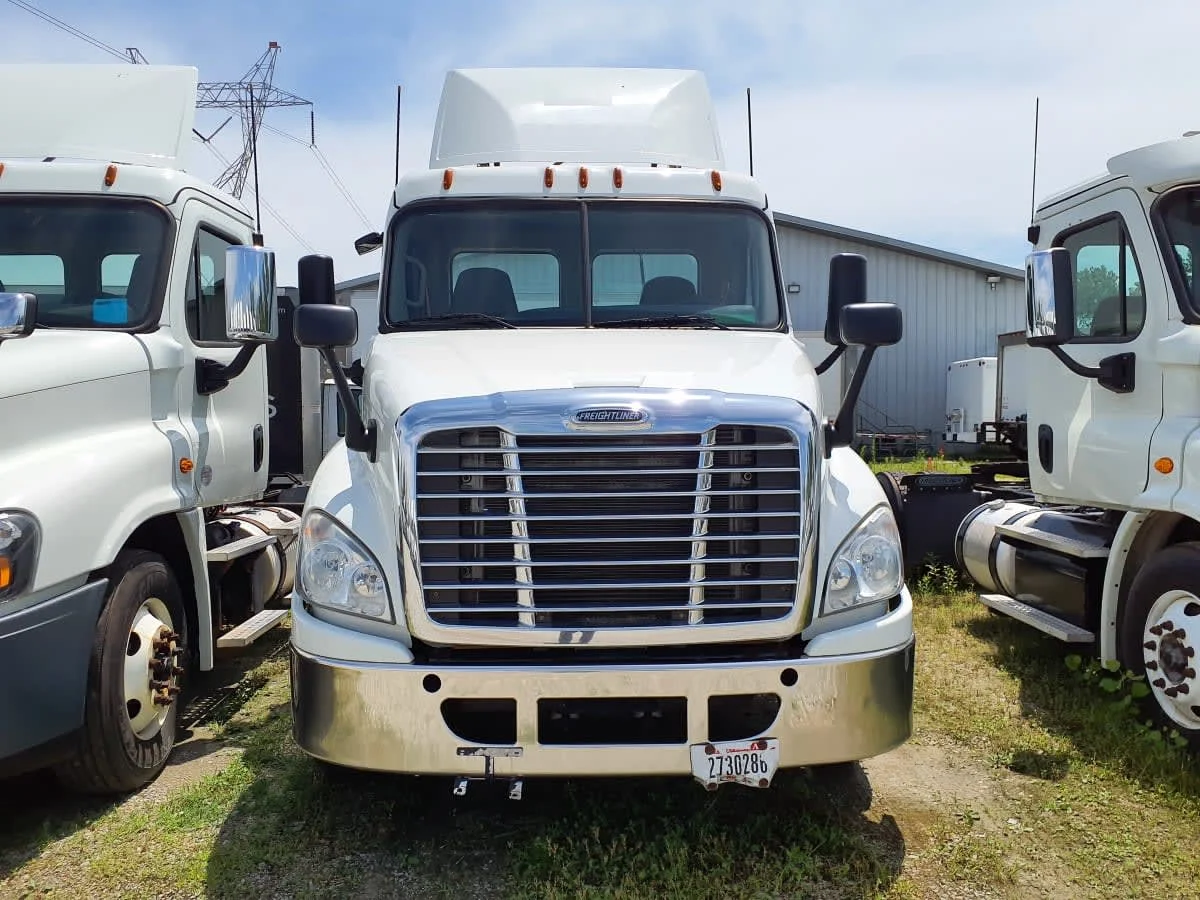 2019 Freightliner Cascadia - image 2