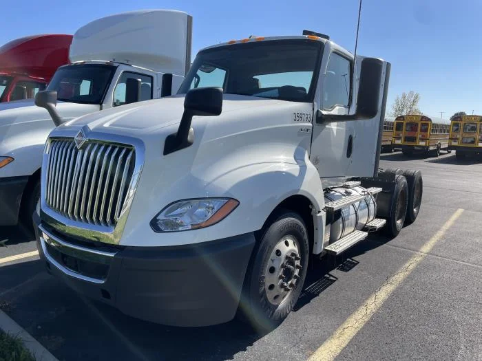 2020 International LT - image 3