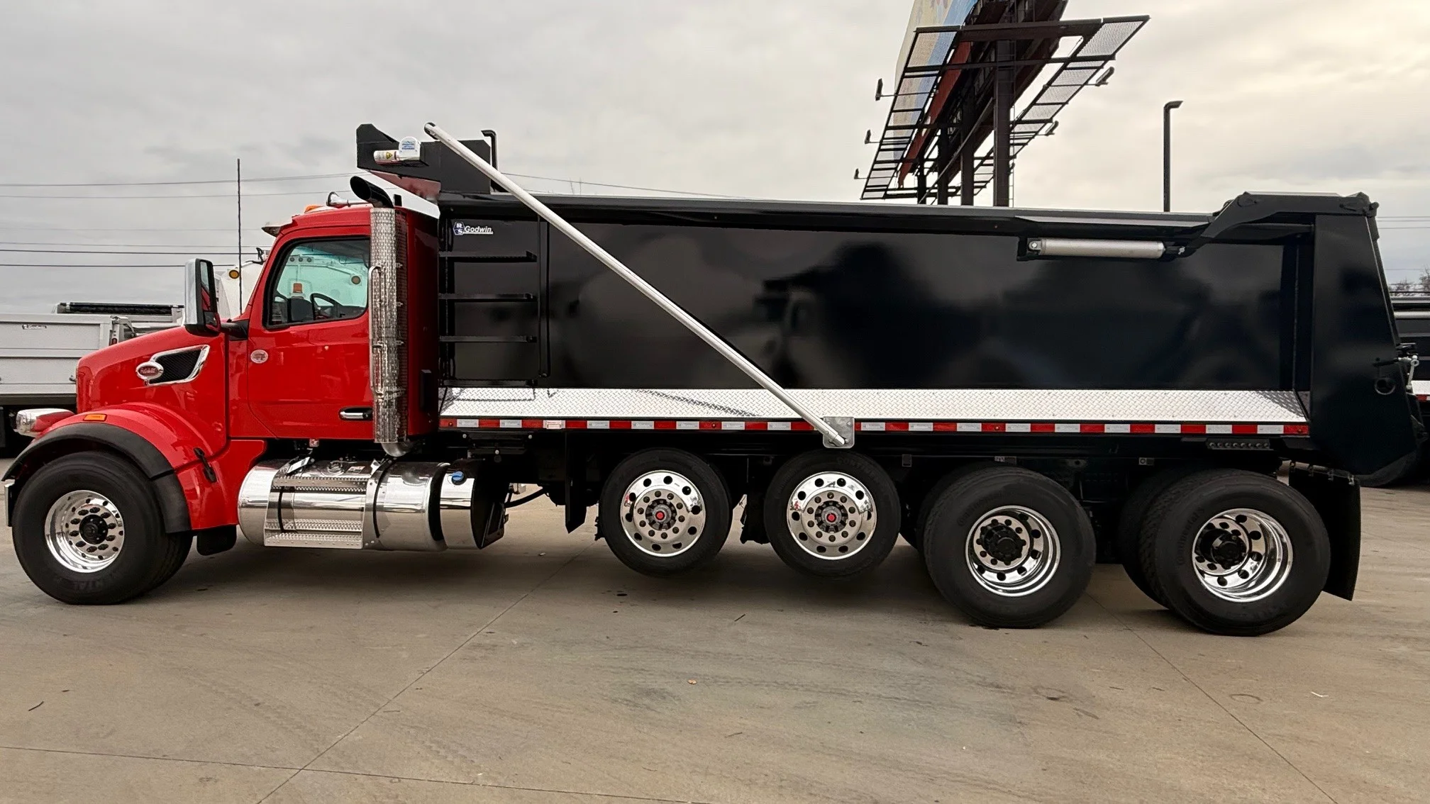 2026 Peterbilt 567 in Charlotte, NC — photo 2