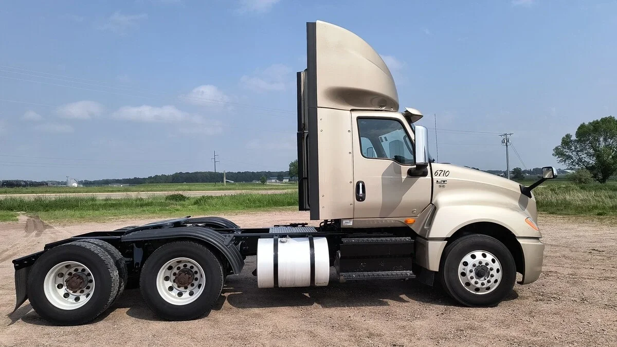 2019 International LT - image 5