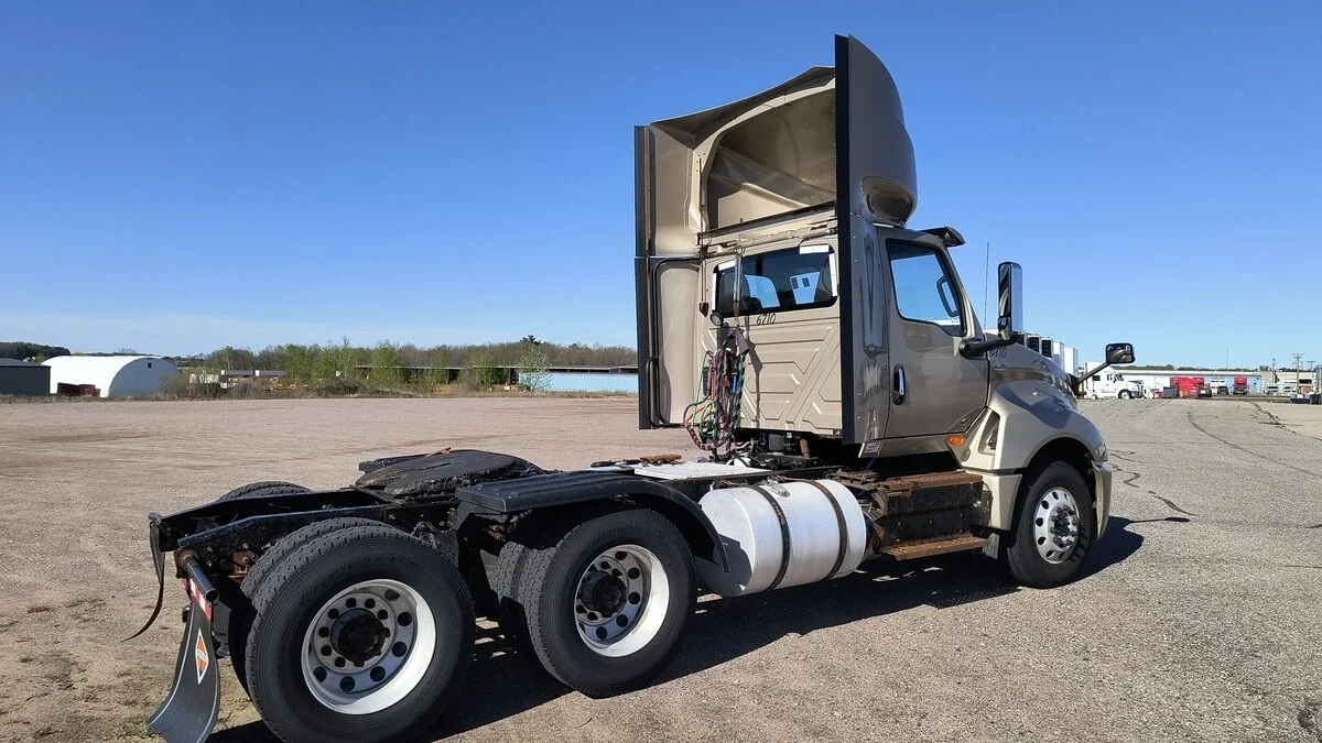 2019 International LT - image 4