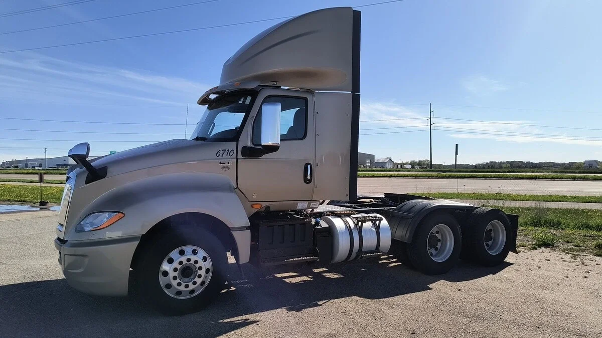 2019 International LT - image 2