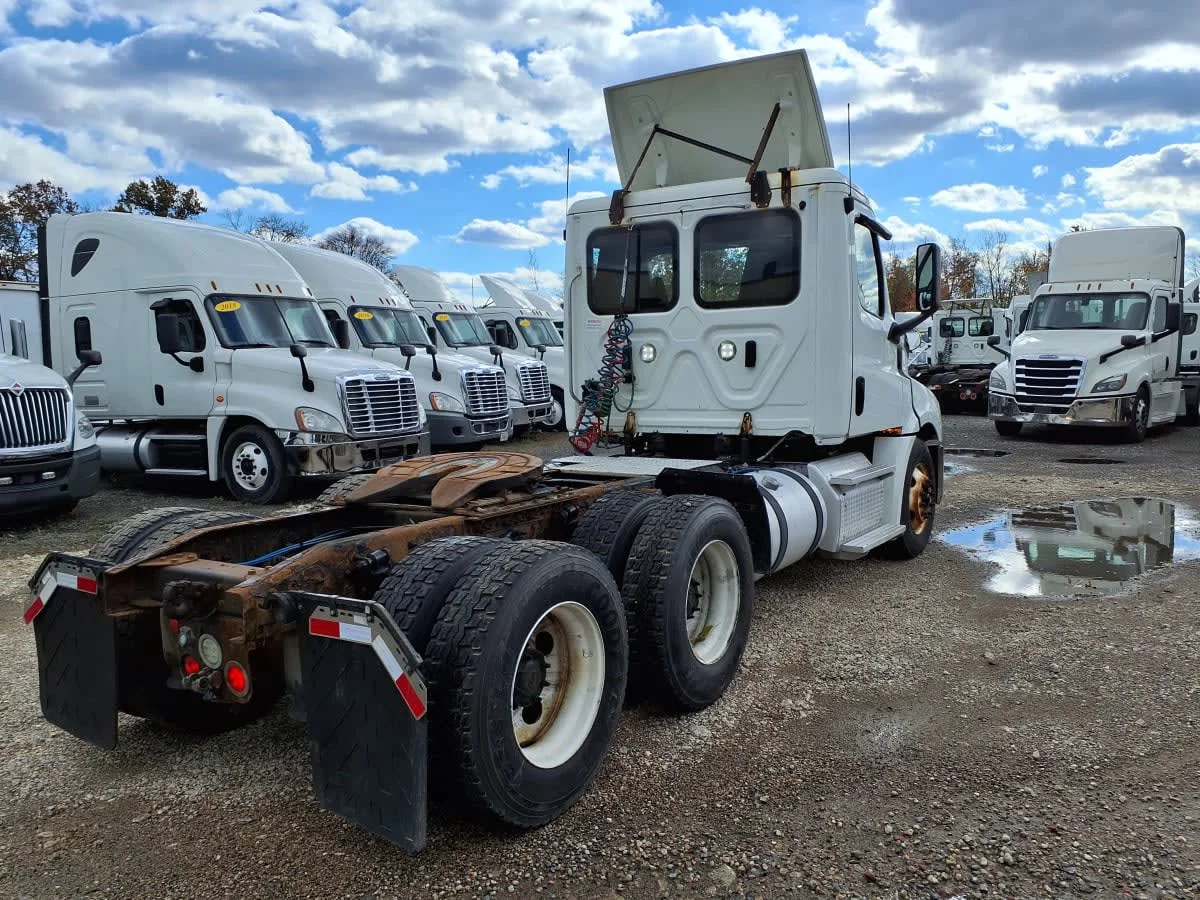 2019 Freightliner Cascadia in Bensalem, PA — photo 4
