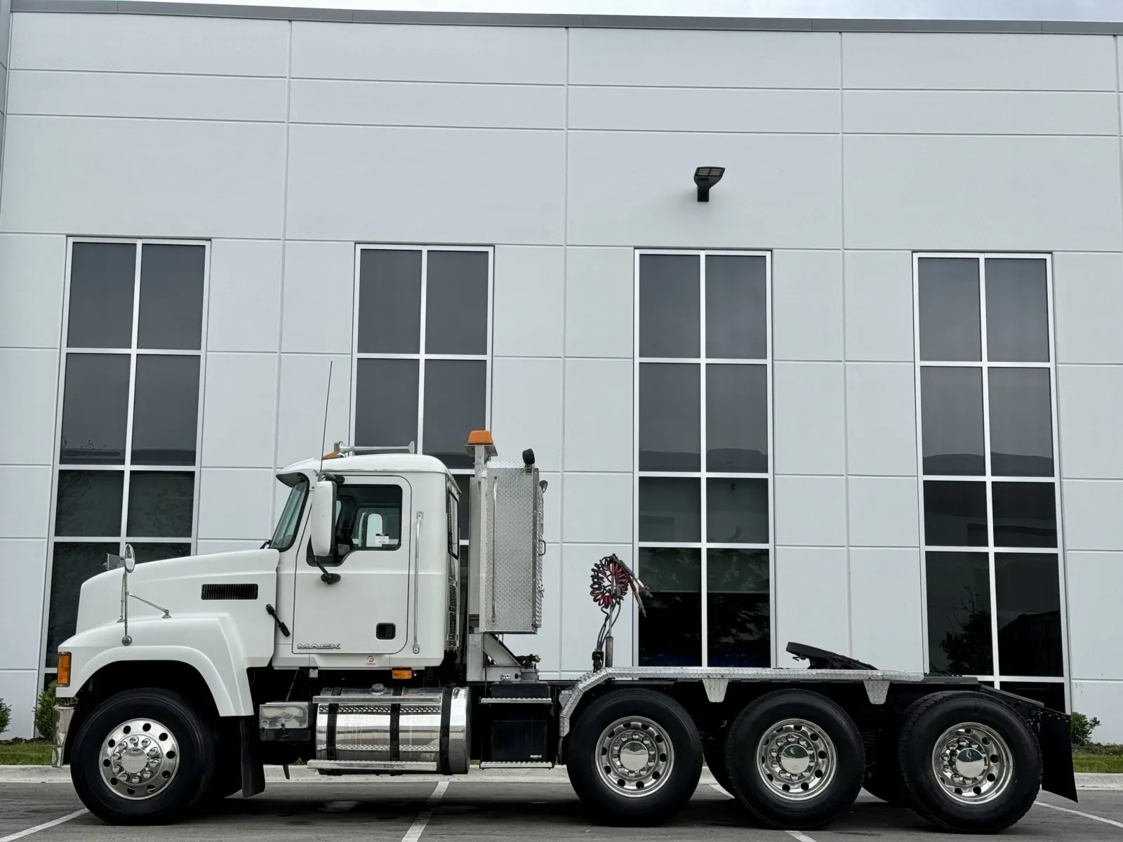 2010 Mack Pinnacle in New Lenox, IL — photo 4