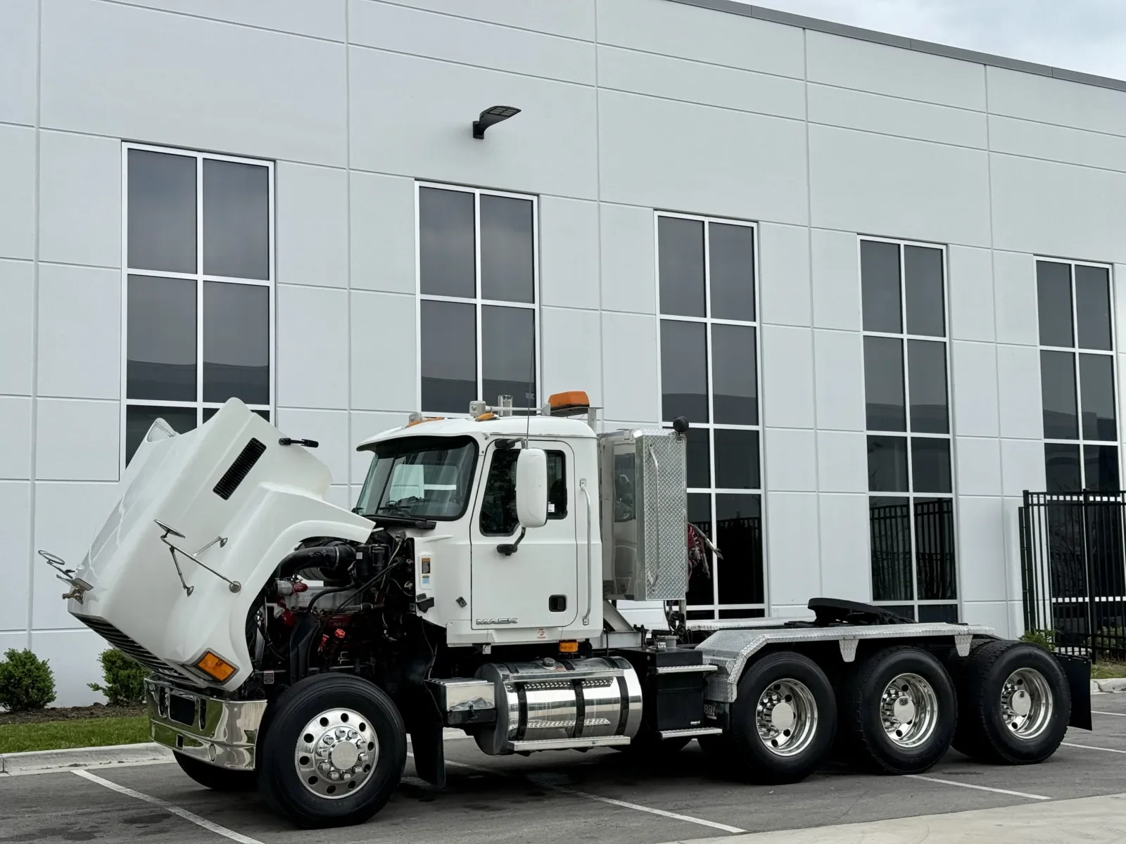 2010 Mack Pinnacle in New Lenox, IL — photo 10