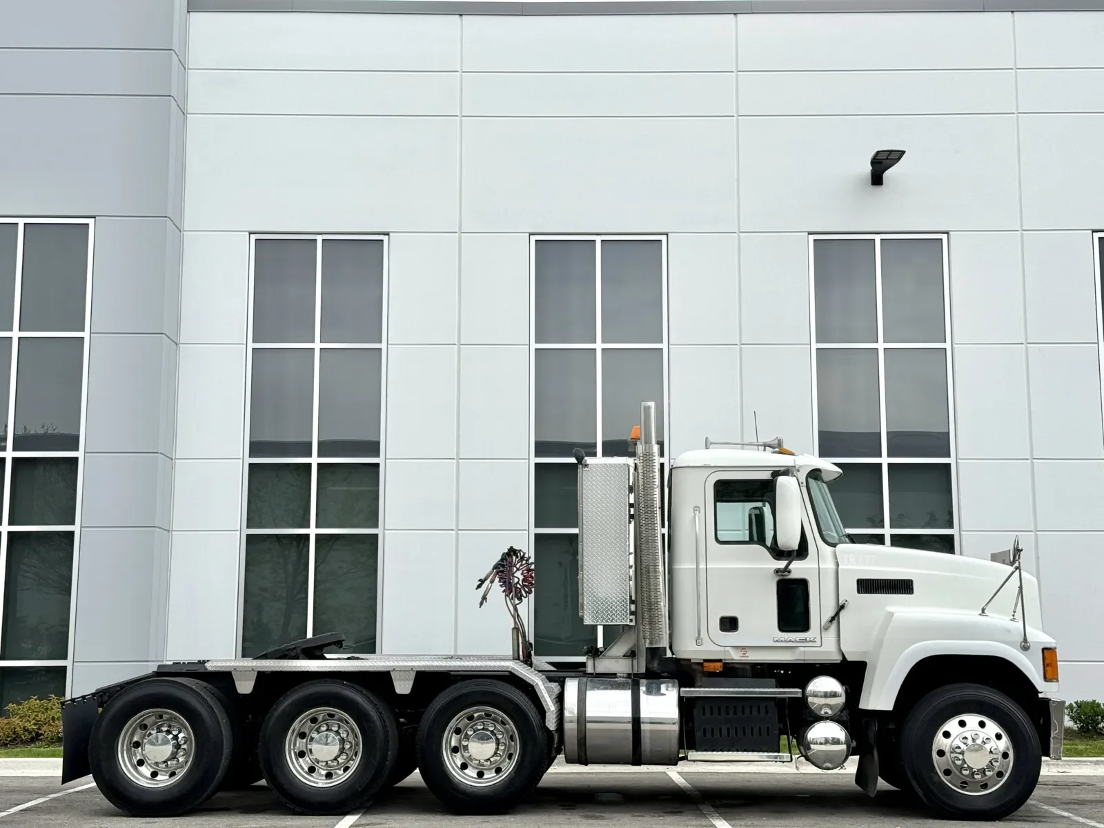 2010 Mack Pinnacle in New Lenox, IL — photo 3