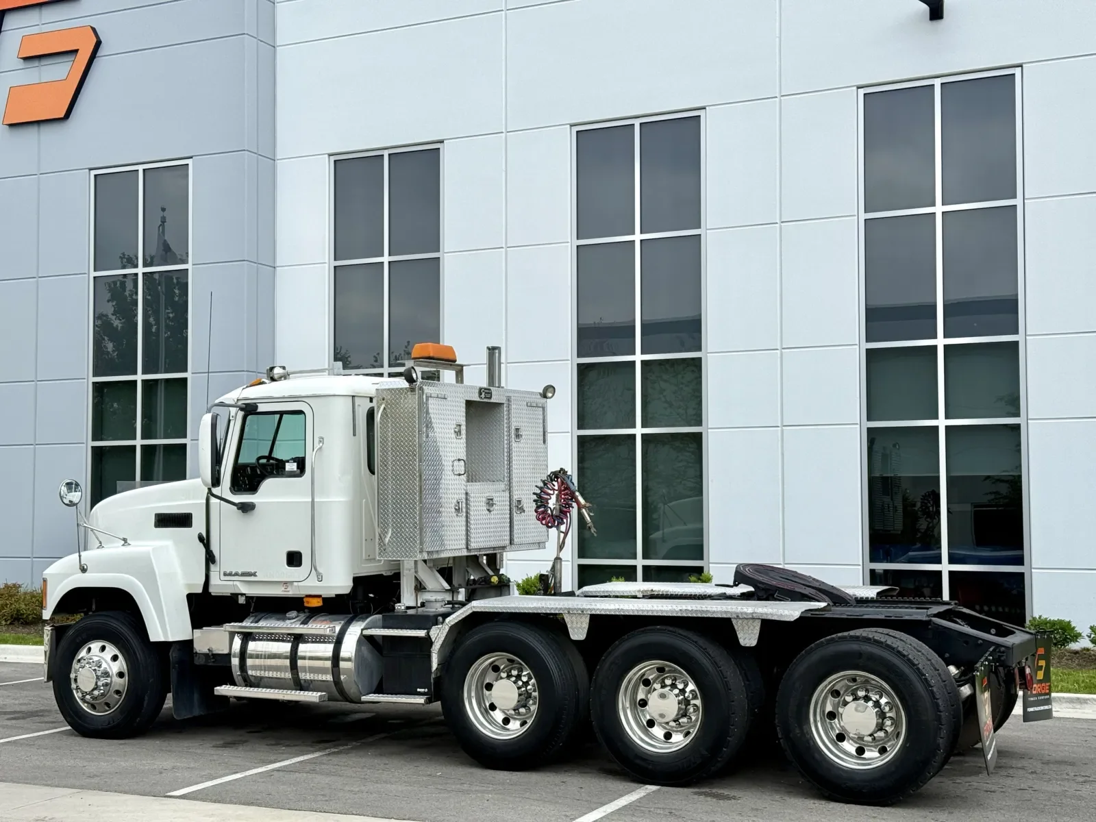 2010 Mack Pinnacle in New Lenox, IL — photo 6