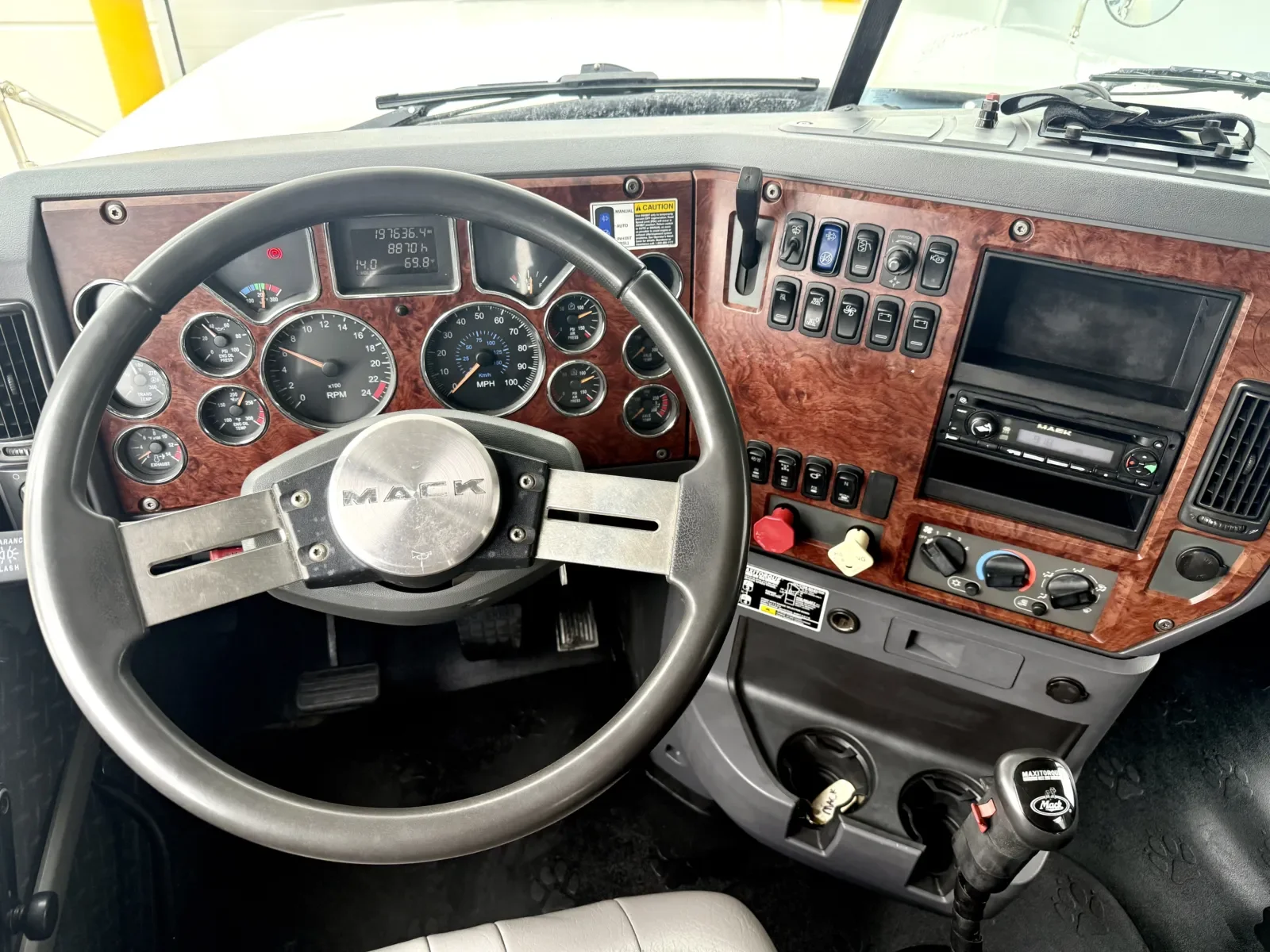 2010 Mack Pinnacle in New Lenox, IL — photo 16
