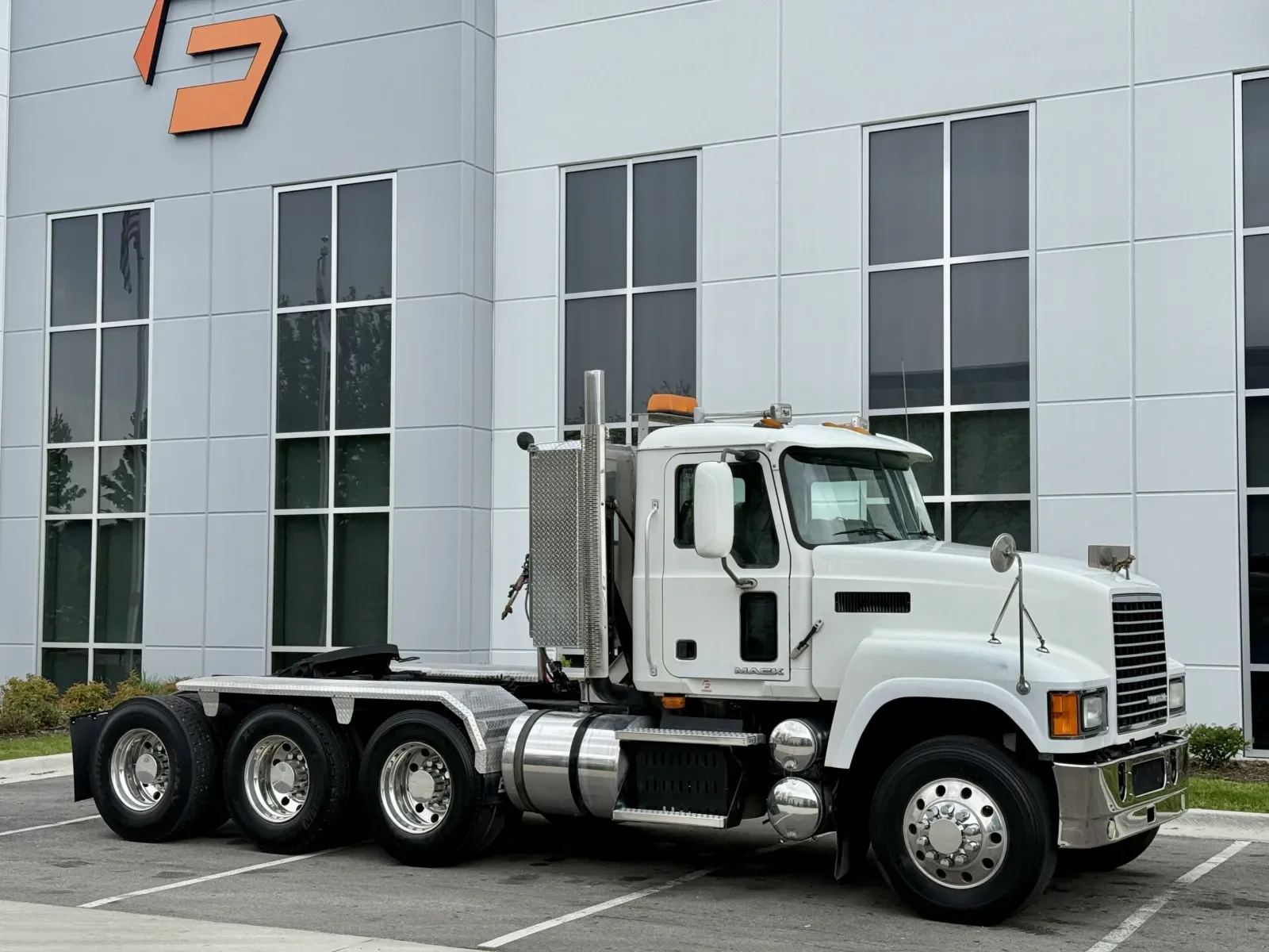 2010 Mack Pinnacle in New Lenox, IL — photo 2