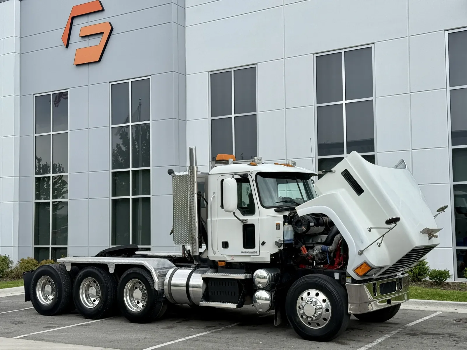 2010 Mack Pinnacle in New Lenox, IL — photo 9