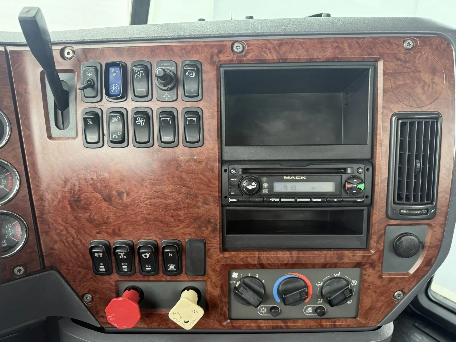 2010 Mack Pinnacle in New Lenox, IL — photo 18