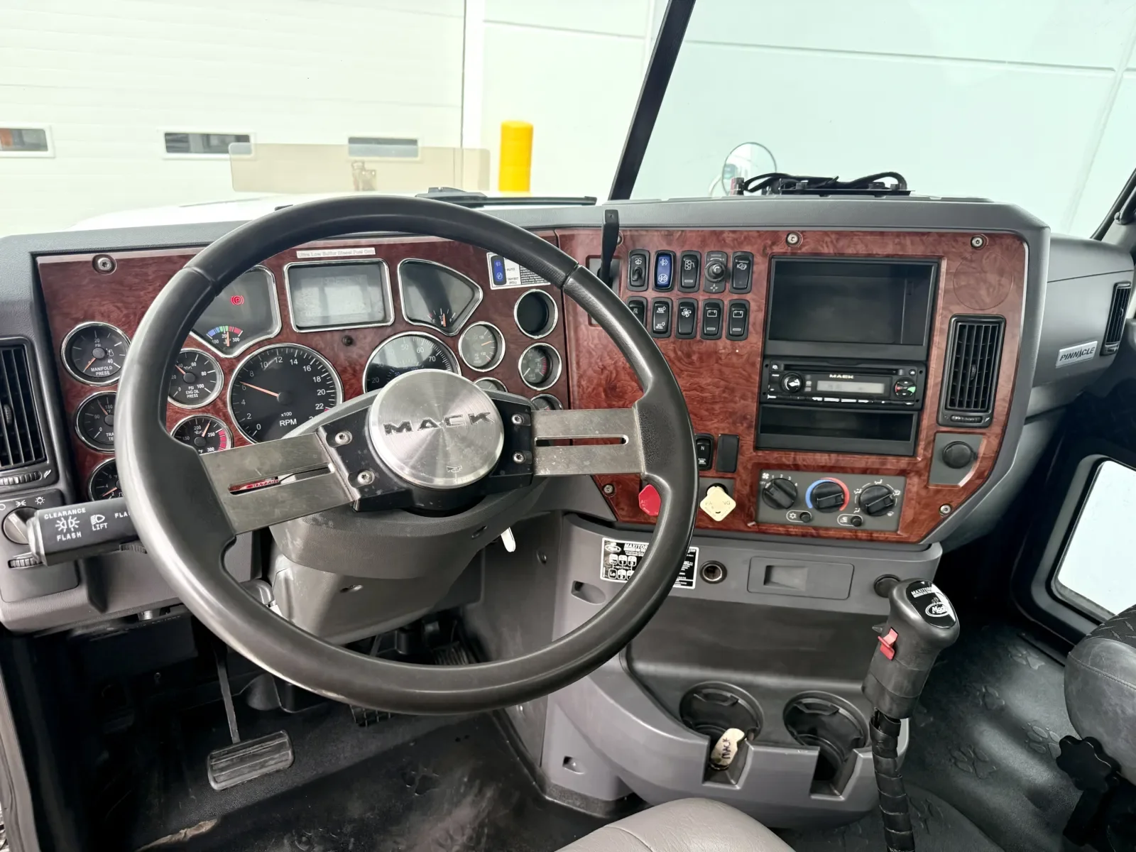 2010 Mack Pinnacle in New Lenox, IL — photo 15