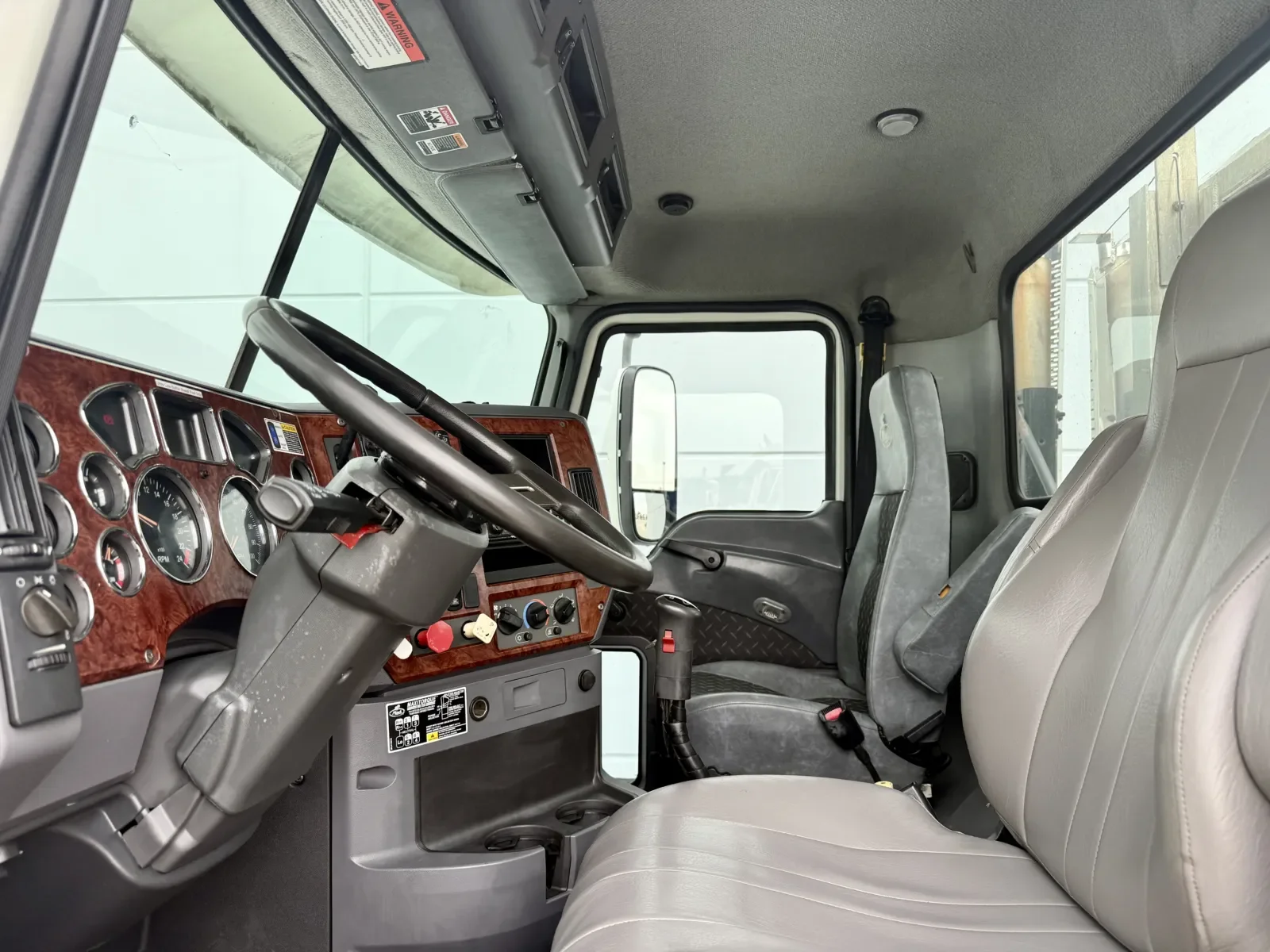 2010 Mack Pinnacle in New Lenox, IL — photo 14