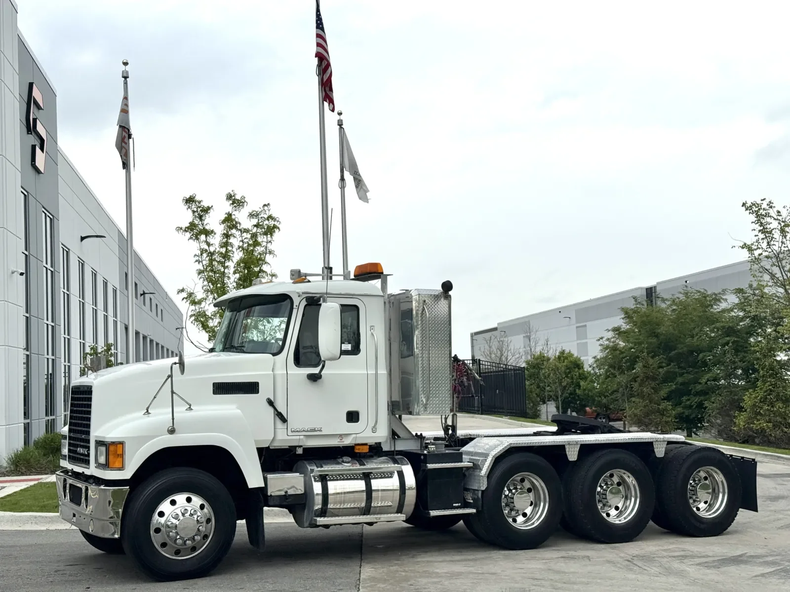 2010 Mack Pinnacle in New Lenox, IL