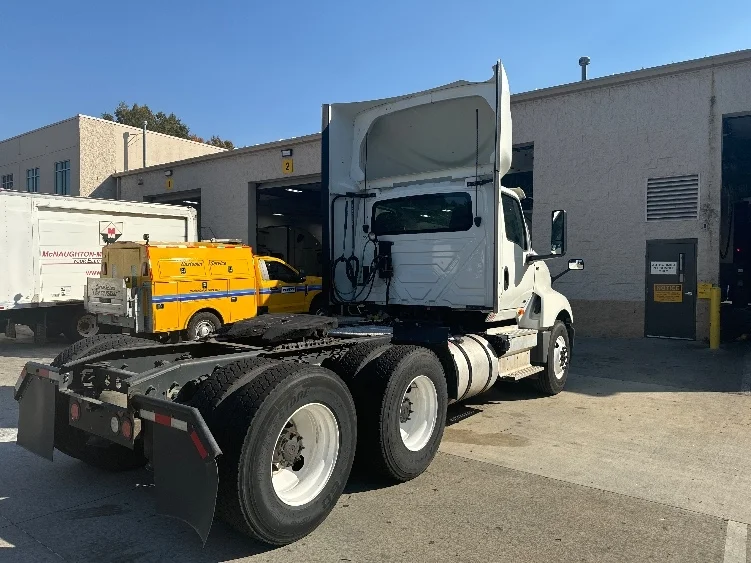 2018 International LT - image 7