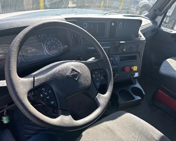 2018 International LT - image 10