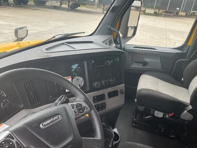 2022 Freightliner Cascadia in Bowling Green, KY — photo 10