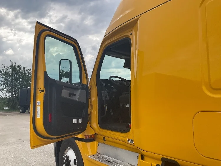 2022 Freightliner Cascadia in Bowling Green, KY — photo 9