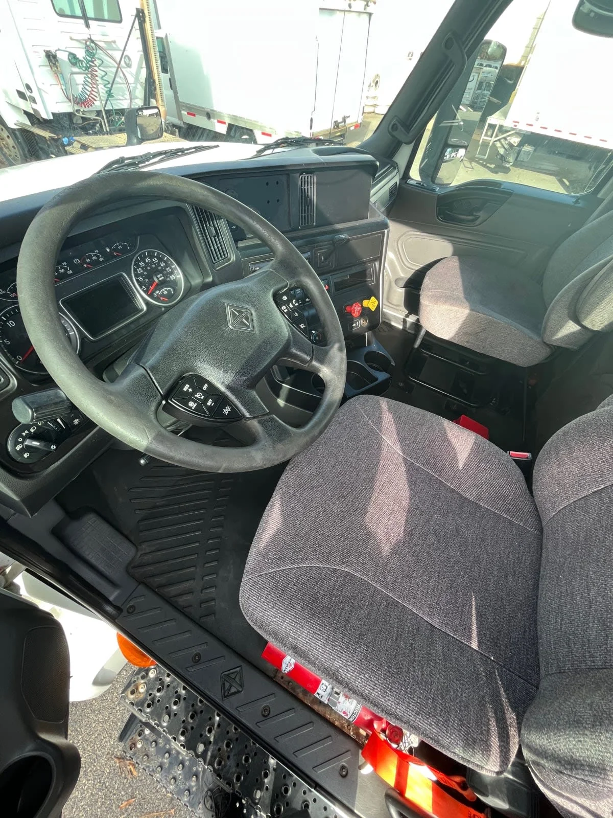 2019 International LT - image 7