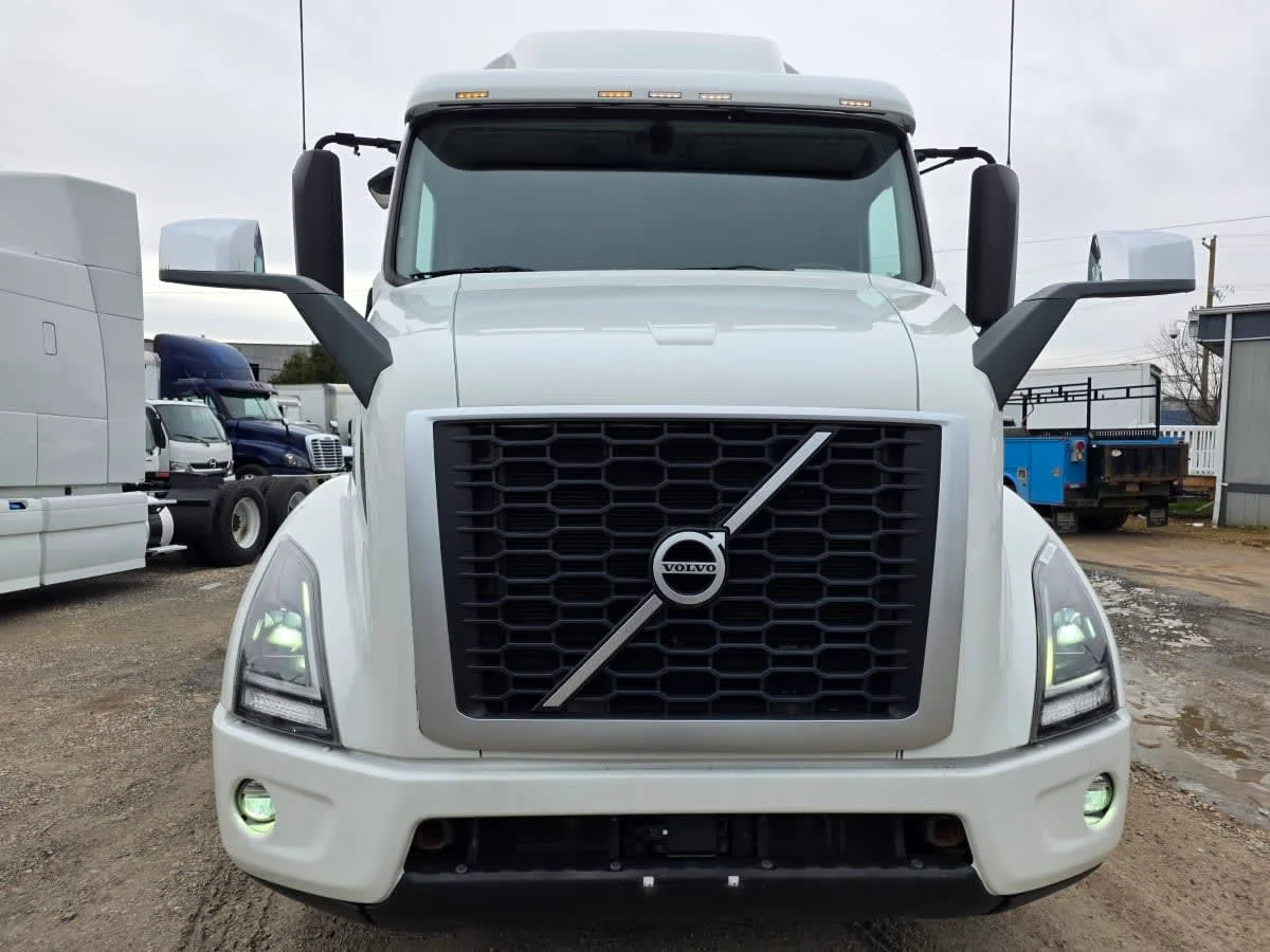 2020 Volvo VNR 640 - image 2