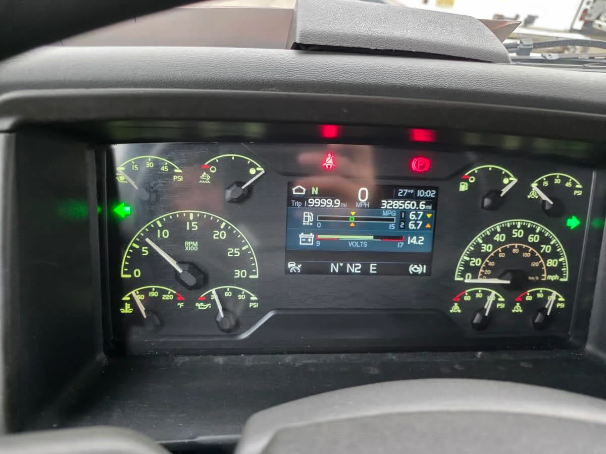 2020 Volvo VNR 640 - image 13