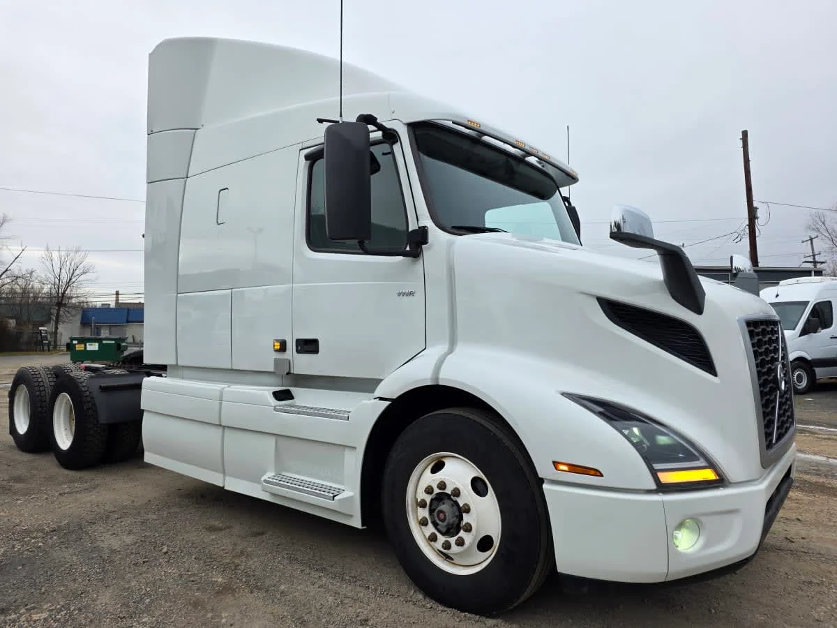 2020 Volvo VNR 640 - image 3