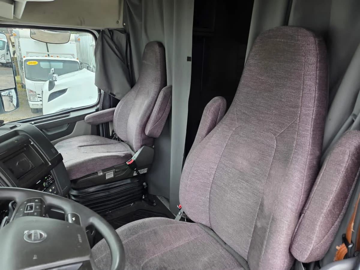 2020 Volvo VNR 640 - image 7