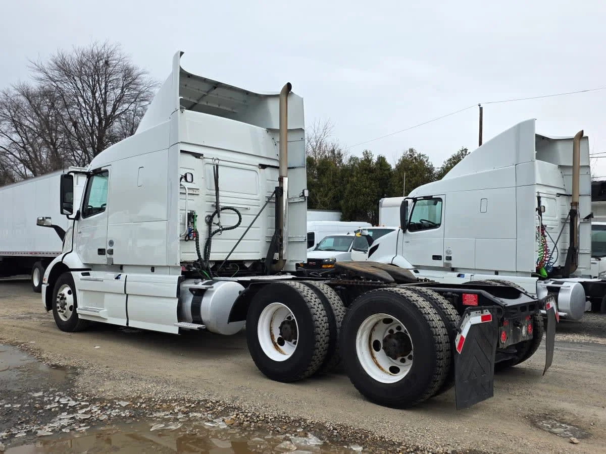2020 Volvo VNR 640 - image 6