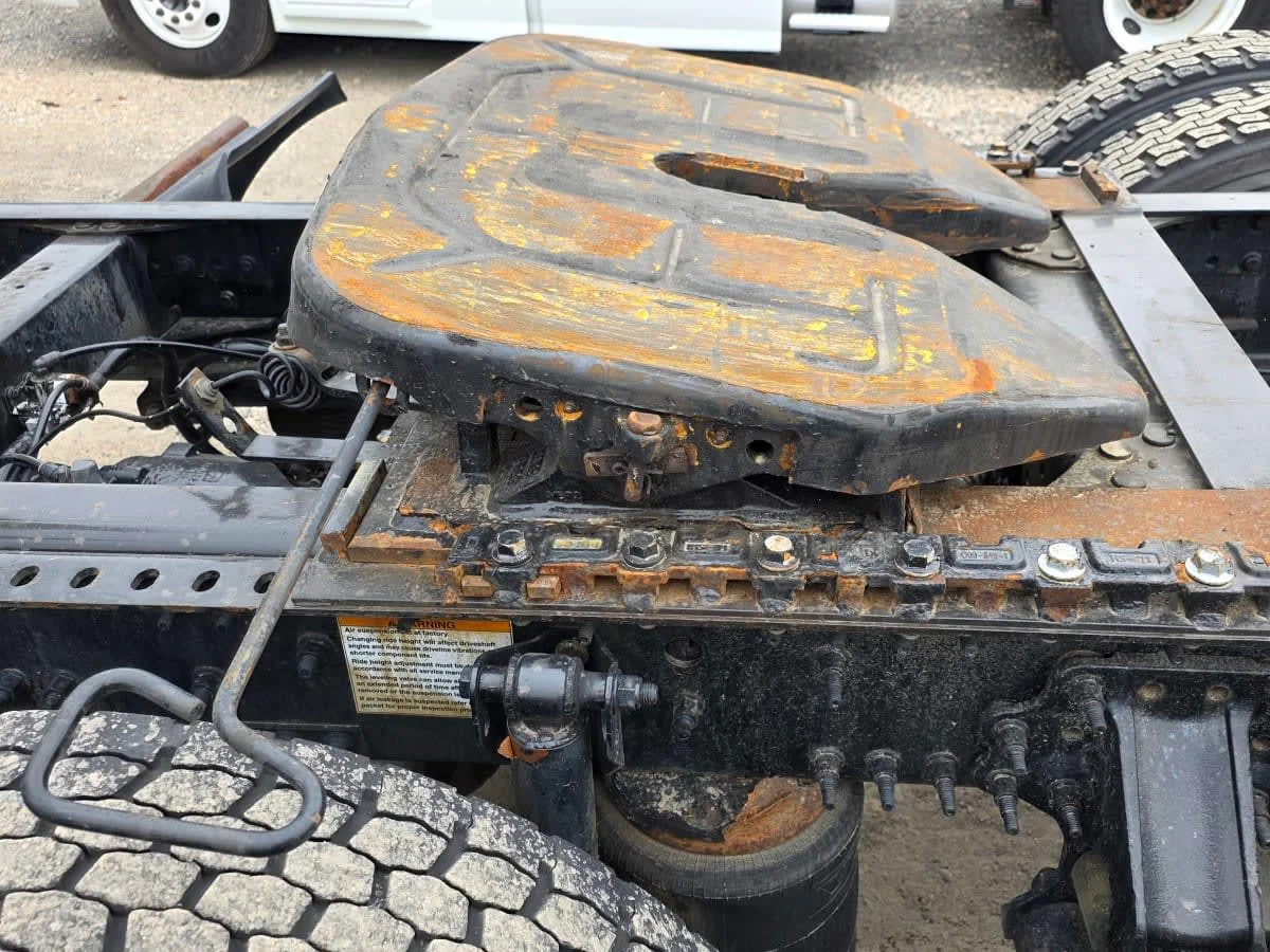 2020 Volvo VNR 640 - image 11