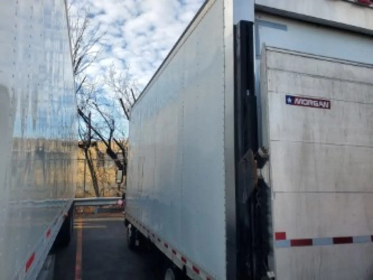 2018 Isuzu NRR - image 4