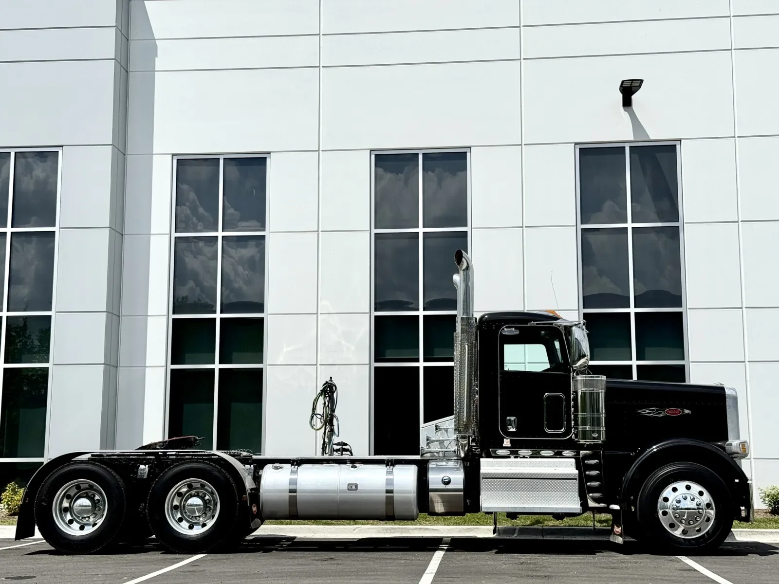 2021 Peterbilt 389 - image 3