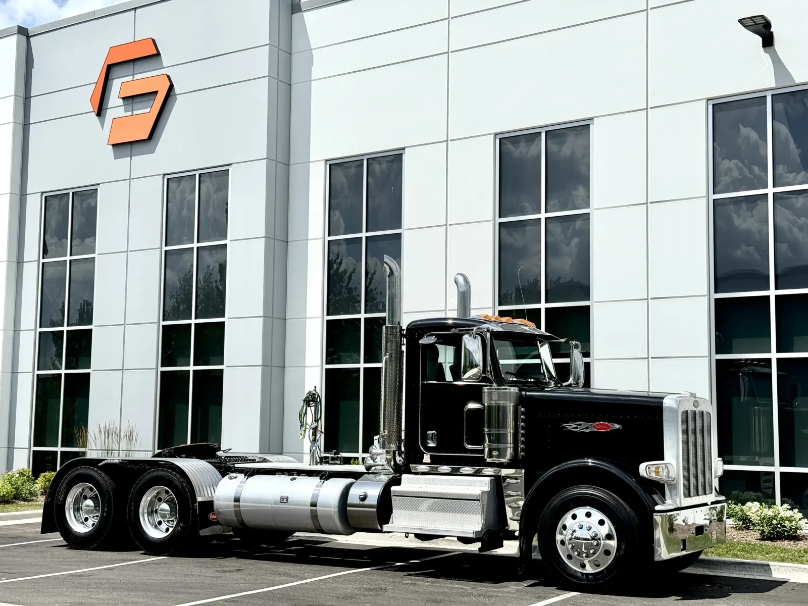 2021 Peterbilt 389 in New Lenox, IL — photo 2
