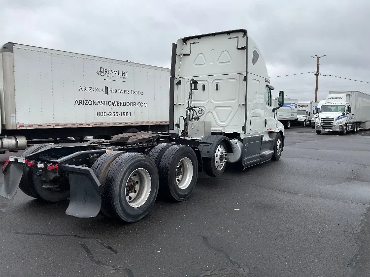 2020 Freightliner Cascadia in Clackamas, OR — photo 7