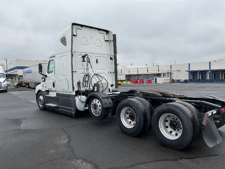 2020 Freightliner Cascadia in Clackamas, OR — photo 5