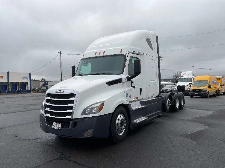 2020 Freightliner Cascadia in Clackamas, OR — photo 3