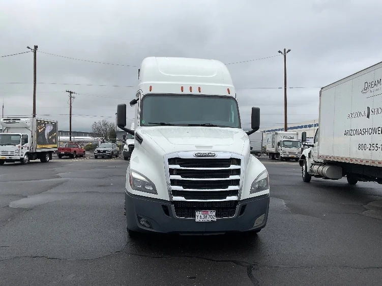 2020 Freightliner Cascadia in Clackamas, OR — photo 2