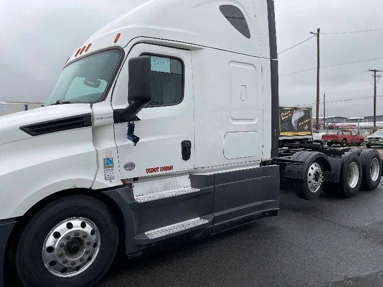 2020 Freightliner Cascadia in Clackamas, OR — photo 4