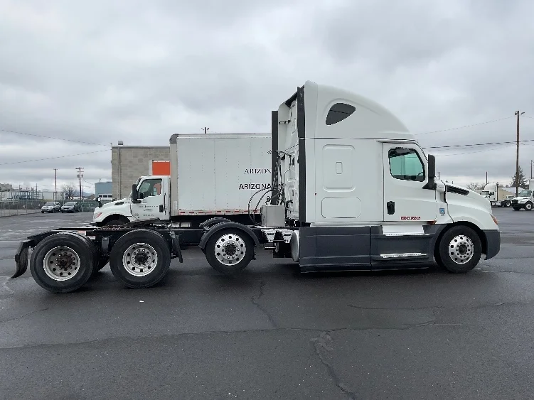 2020 Freightliner Cascadia in Clackamas, OR — photo 8