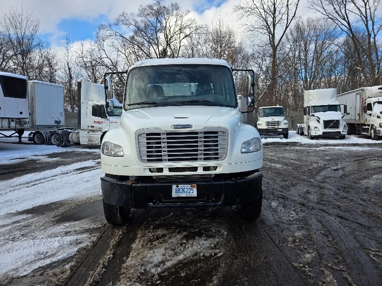 2018 Freightliner M2 106 - image 2