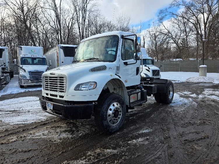 2018 Freightliner M2 106 - image 3