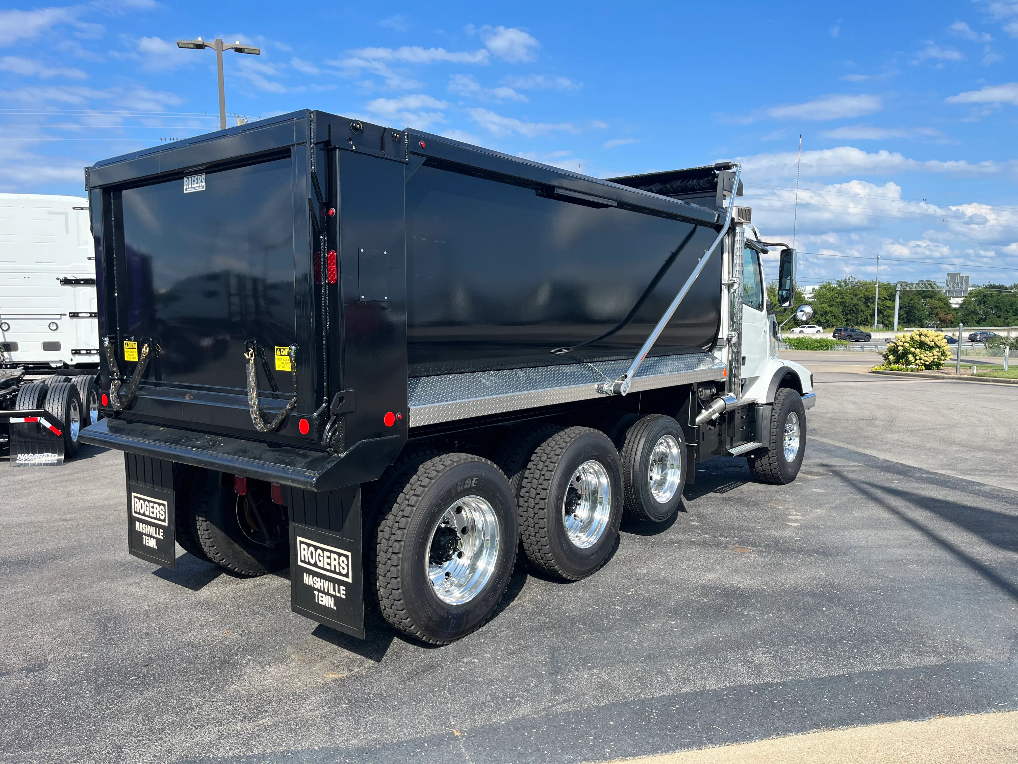 2026 Volvo VHD 300 in La Vergne, TN — photo 3