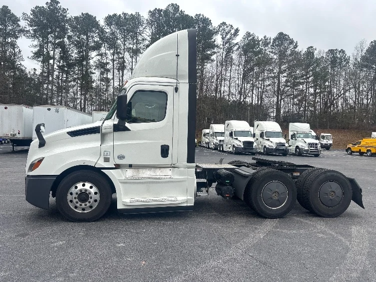 2020 Freightliner Cascadia - image 4