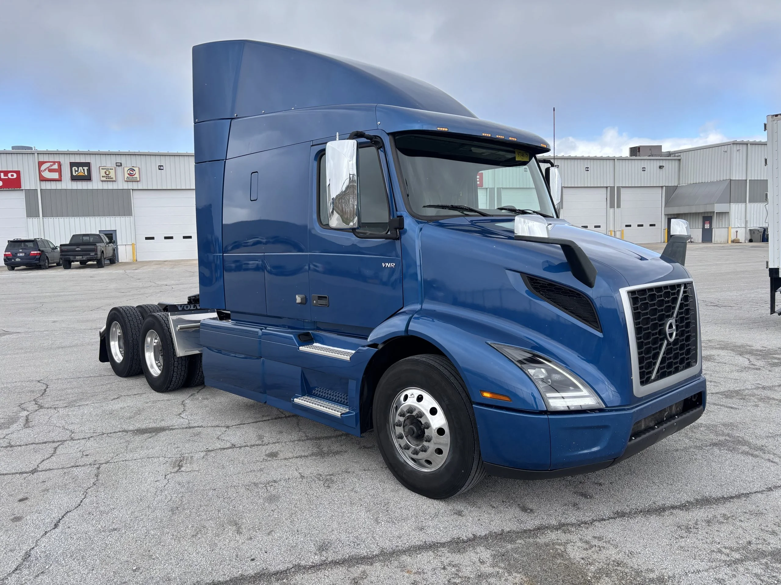 2023 Volvo VNR 640 - image 3