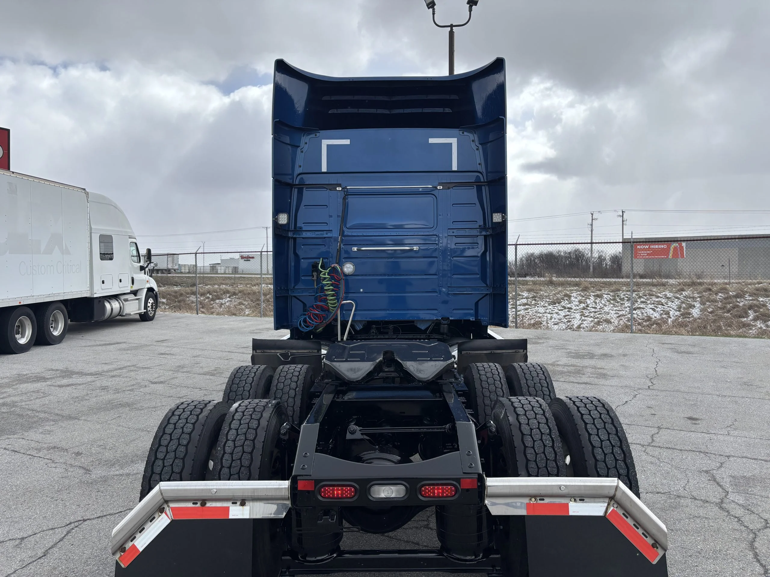 2023 Volvo VNR 640 - image 4